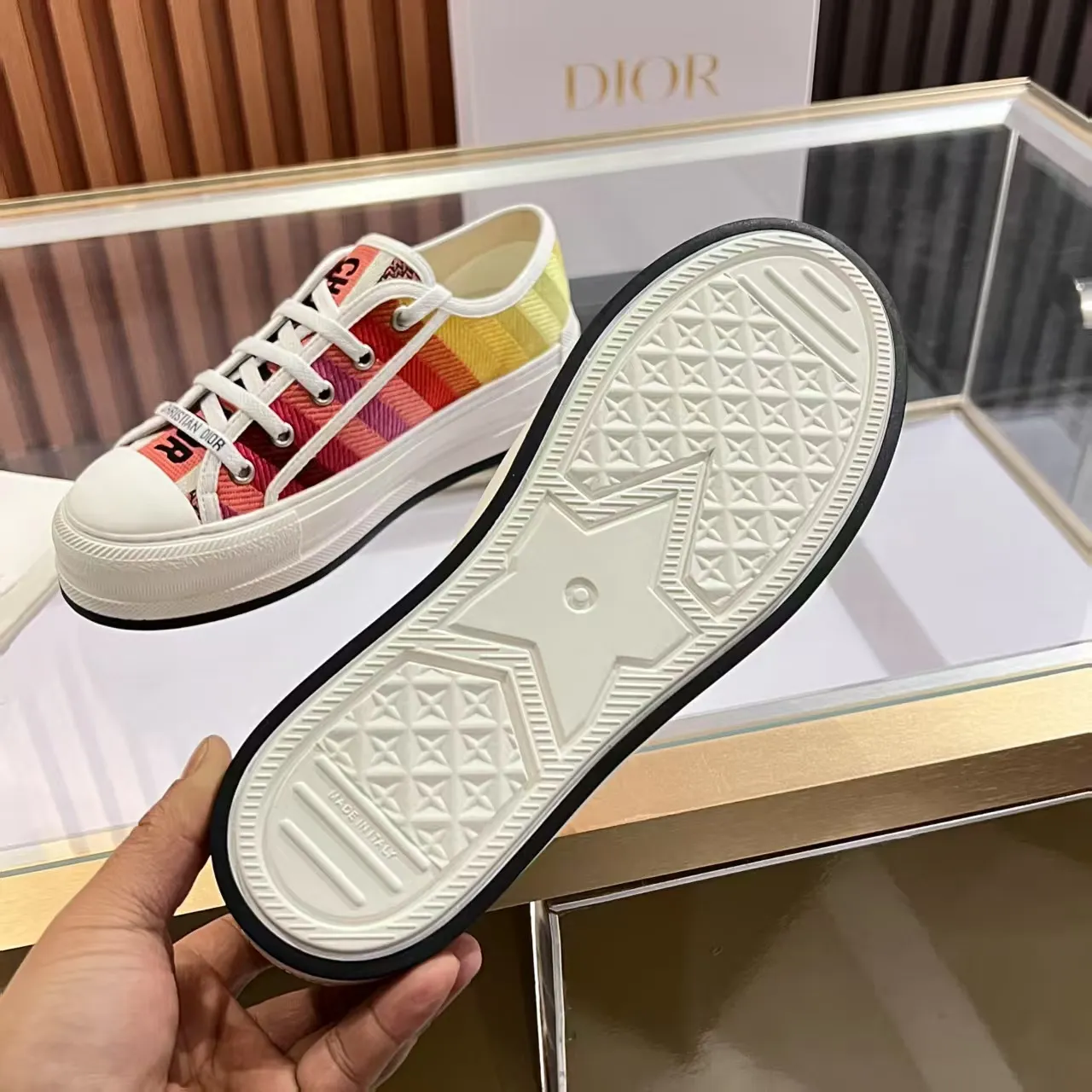 👟👟Ex-factory price 520👟👟 Walk‘n’Dior embroidered mid-top casual shoes are new in 2025. On the fashion stage, Dior embroidered shoes are the well-deserved protagonist. Delicate stitching is used on the upper, every stitch is devoted to the craftsman's efforts, and every thread is woven with artistic poetry. From complex floral patterns to smart geometric textures, embroidery is like the magic that gives shoes life, allowing them to show dynamic beauty even in static conditions.   Wearing Dior embroidered shoes feels like stepping into a dream world full of art. It is not only a pair of shoes, but also a walking piece of art that perfectly integrates fashion and culture. Whether you are strolling on the bustling city streets or attending important social occasions, Dior embroidered shoes can add unique charm to your style and become the focus of everyone's attention.   Choosing Dior embroidered shoes means choosing a persistent pursuit of quality and a unique understanding of fashion. Let it accompany you through every wonderful moment and leave your own fashion mark.  Material: Sheepskin lining, feet, silk cowhide, size 35-41, heel height 5cm